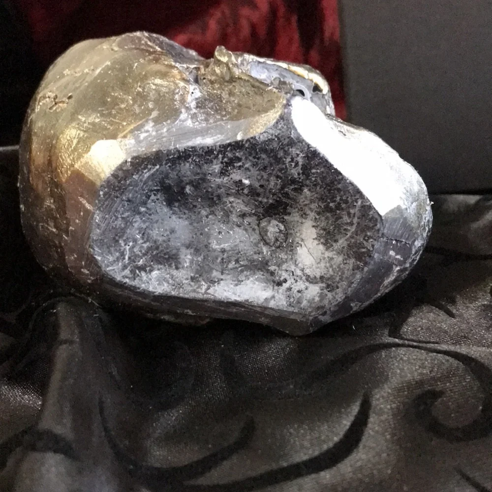 Skull candle grey wax with a gold leaf finish. Goth decor Halloween candle skull - Picture 7 of 7